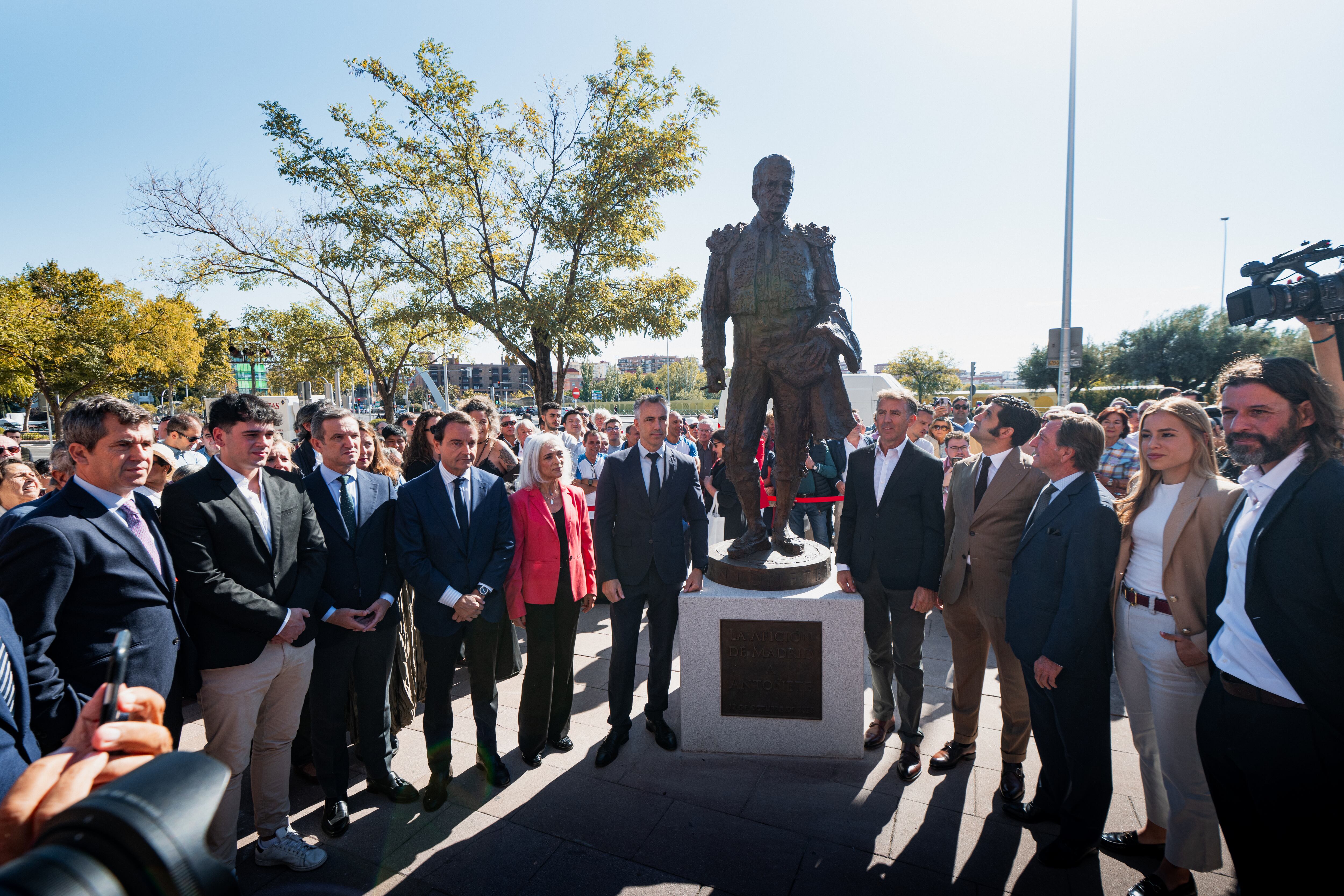 Monumento al diestro Antoñete, inaugurado en la explanada de Las Ventas.