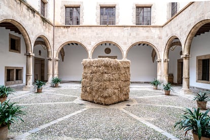 'Fio', de Cildo Meireles, en el Estudi General Lul·lià, en Palma de Mallorca