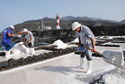 Trabajadores en las salinas de Fuencaliente, en la isla canaria de La Palma.