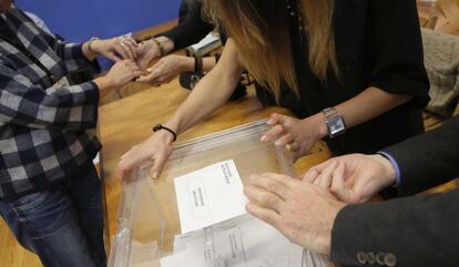 Recuento votos en un colegio elecctoral del centro de San Sebastian