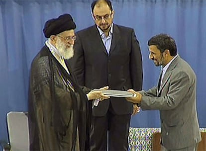 El ayatolá Alí Jamenei saluda a Mahmud Ahmadineyad en una imagen tomada de la televisión estatal iraní.