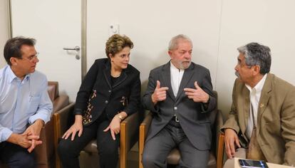 A ex-presidenta Dilma Rousseff visita Lula no hospital.