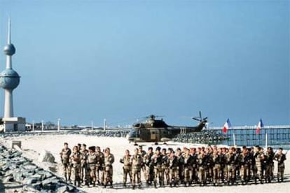 Soldados franceses se preparan para intervenir en la operación Tormenta del Desierto, de 1991, en Kuwait.