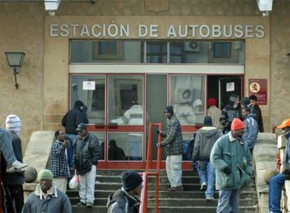 Algunos de los inmigrantes que se refugiaron en el polideportivo de Úbeda (Jaén).