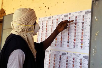 Un votante con mascarilla busca su nombre en el censo de un colegio electoral de Gao, en Malí, durante las elecciones legislativas celebradas este domingo.