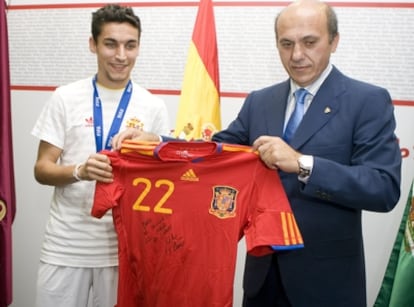 Navas entrega al presidente del Sevilla una camiseta de la Selección dedicada al Sevilla.