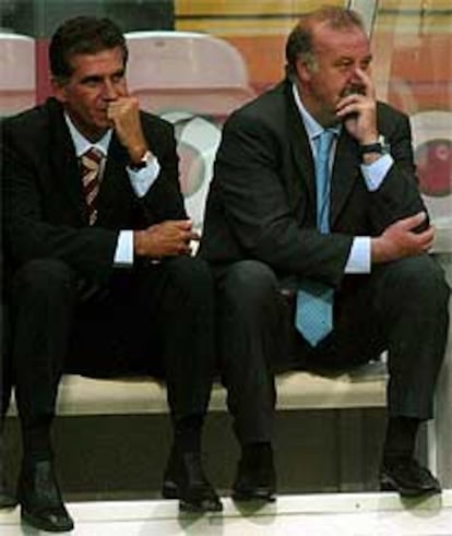 Queiroz y Vicente Del Bosque, juntos en el banquillo durante el partido de ayer.