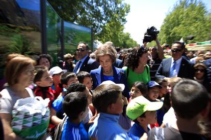 La Reina Sofía acompañada del ministro de Educación, Cultura y Deporte , José Ignacio Wert, recorre diferentes casetas durante la inauguración de la 72 edición de la Feria del Libro.