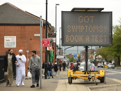 Un cartel en la ciudad de Bolton, uno de los focos de la nueva variante india en el Reino Unido, aconseja el 14 de mayo a la población que se haga tests del coronavirus