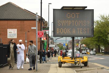 Un cartel en la ciudad de Bolton, uno de los focos de la nueva variante india en el Reino Unido, aconseja el 14 de mayo a la población que se haga tests del coronavirus