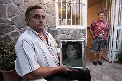 Mariano Bou sostiene el martes pasado en su casa el retrato de su hija.