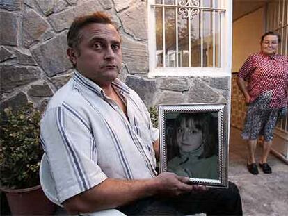 Mariano Bou sostiene el martes pasado en su casa el retrato de su hija.