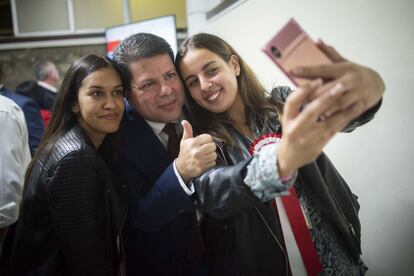 Fabian Picardo se hace una 'selfie' con dos simpatizantes de su partido el día de las elecciones en Gibraltar.