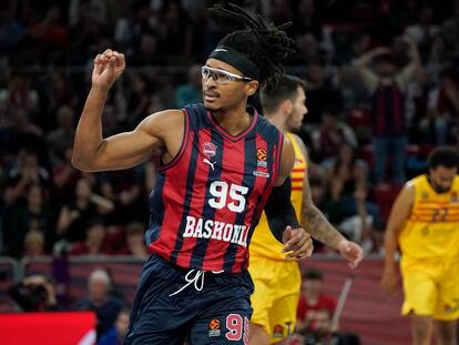 Chima Moneke celebra un triple durante el encuentro de la Euroliga ante el Barça.