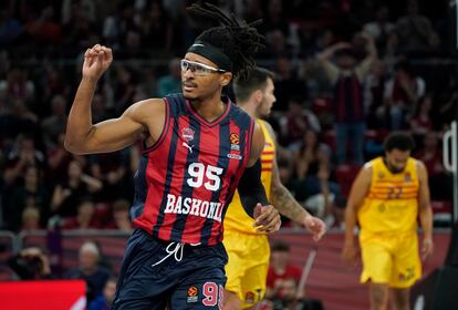 Chima Moneke celebra un triple durante el encuentro de la Euroliga ante el Barça.