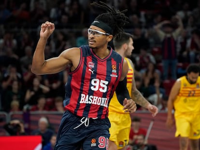 Chima Moneke celebra un triple durante el encuentro de la Euroliga ante el Barça.