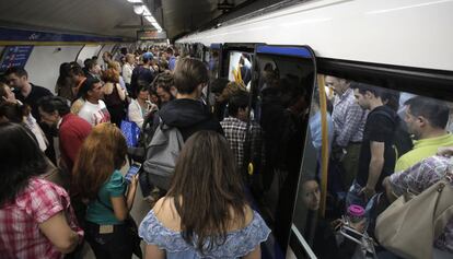 Viajeros en la estación de metro de Sol durante la jornada de huelga, el 15 de junio de 2016.