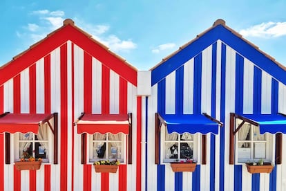 Las casas de colores de Costa Nova las empezaron a construir en el siglo XIX los pescadores para guardar su material. Hoy muchas son cabañas en primera línea de playa.