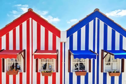 Las casas de colores de Costa Nova las empezaron a construir en el siglo XIX los pescadores para guardar su material. Hoy muchas son cabañas en primera línea de playa. 