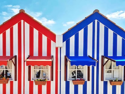 Las casas de colores de Costa Nova las empezaron a construir en el siglo XIX los pescadores para guardar su material. Hoy muchas son cabañas en primera línea de playa. 