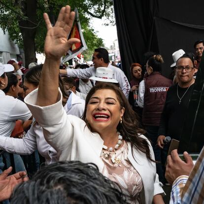 Clara Brugada se despide de sus simpatizantes al finalizar un evento en la colonia Obrero Popular, el 16 de abril.