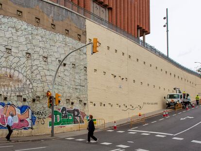 El tiburón del artista Blu, en el barrio del Carmel de Barcelona, tapado parcialmente por el Ayuntamiento para reparar el muro.