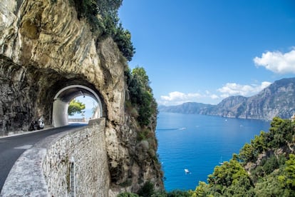 A quien no le guste demasiado conducir probablemente no disfrute recorriendo la carretera ss163 que vertebra la bellísima Costa Amalfitana, a orillas del mar Tirreno, en la región de la Campania. Es estrecha (tanto que en algunos tramos hay semáforos que van dando prioridad a uno y otro sentido) y sinuosa, con pueblos que aparecen colgados de las laderas abruptas de la montaña e impresionantes y peligrosos acantilados. Todo en mitad de un paisaje mediterráneo de huertos y viñedos, patrimonio de la humanidad.