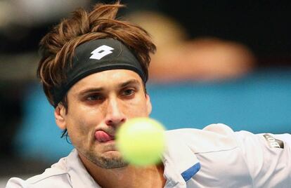 El tenista español David Ferrer devuelve una bola al estadounidense Steve Johnson, durante la final del torneo de Viena (Austria).