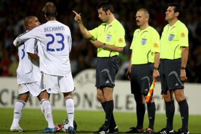 El árbitro alemán Stark, durante un Lyon-Real Madrid (2-0) de la temporada 2006-2007.