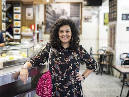 Leah Pattem, la autora del blog 'Madrid No Frills', en el Bar Cruz, en la plaza de Cascorro.