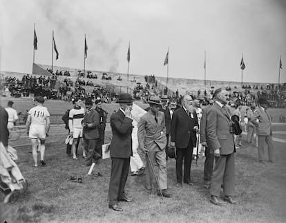 De izquierda a derecha, en segunda fila, el barón de Coubertin, Eduardo VIII (por entonces aún Príncipe de Gales) y el exatleta francés Justinien de Clary, durante los Juegos Olímpicos de París 1924.