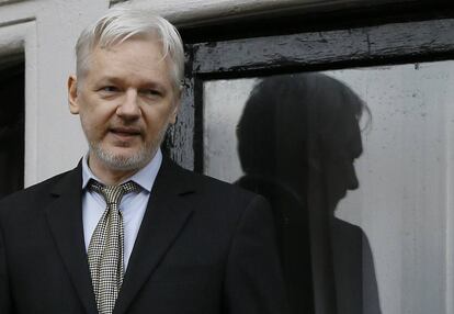 Julian Assange en el balcón de la Embajada de Ecuador en Londres