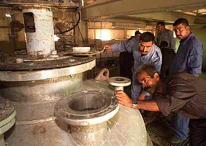 Ingenieros reparaban ayer una máquina en una fábrica de pesticidas vigilada por la ONU, cerca de Bagdad.