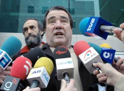 Cándido López Carnero y, detrás, Juan Manuel Martínez Morala, el pasado lunes ante los periodistas.