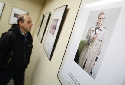 Un hombre observa varios de los trabajos expuestos en la Sociedad Fotográfica de Gipuzkoa con motivo de la celebración del concurso internacional que convoca la institución.