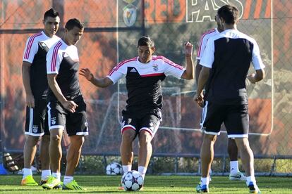 El delantero paraguayod el Benfica Oscar Cardozo, el delantero brasileño Rodrigo Lima y el delantero argentino Funes Mori, realizan ejercicios durante el entrenamiento de su equipo previo al encuentro contra el Anderlecht.