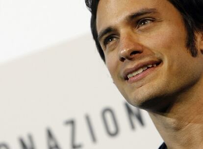 Gael García Bernal gana contra Johnnie Walker