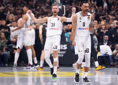 Los jugadores del Madrid celebran la victoria, este jueves en Belgrado.