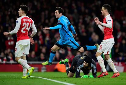 Messi celebra un gol saltant per sobre del porter Petr Cech.