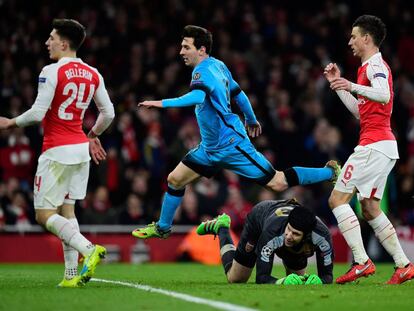 Messi celebra un gol saltant per sobre del porter Petr Cech.