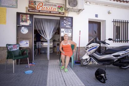 Carmen Muñoz tiene una pequeña tienda de alimentación en la zona de pescadores de Bajo de Guía en Sanlúcar de Barrameda.