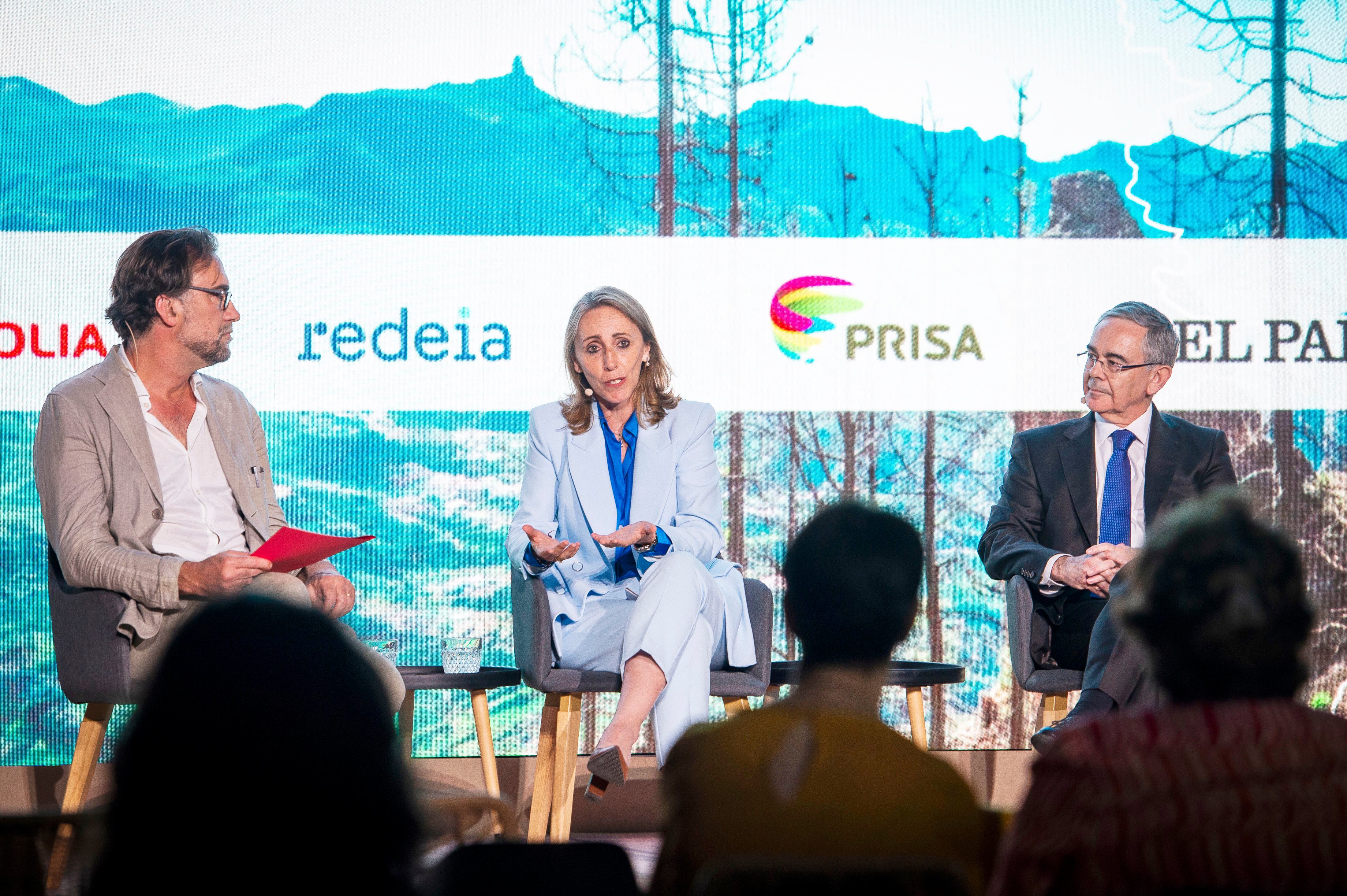 Abajo, en la foto principal, Eva Pagán, directora corporativa de Sostenibilidad y Estudios en Redeia, y Juan Antonio Guijarro, director de Desarrollo de Agbar, parte del Grupo Veolia en España (derecha), moderados por Pablo Guimón, redactor jefe de Sociedad en EL PAÍS. 