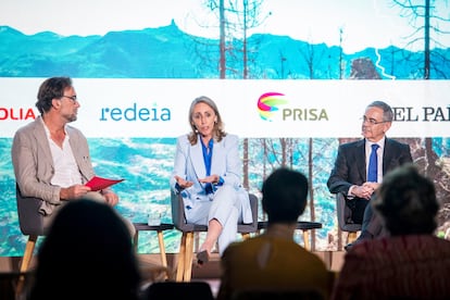 Abajo, en la foto principal, Eva Pagán, directora corporativa de Sostenibilidad y Estudios en Redeia, y Juan Antonio Guijarro, director de Desarrollo de Agbar, parte del Grupo Veolia en España (derecha), moderados por Pablo Guimón, redactor jefe de Sociedad en EL PAÍS. 