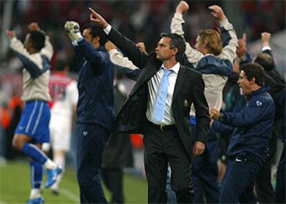 El entrenador del Oporto, José Mourinho, celebra el segundo gol de su equipo en la final. El joven que empezó como traductor de Robson en el Barcelona, gracias a su buen inglés, consigue su mayor éxito deportivo en Gelsenkirchen y se sitúa como un entrenador cotizado y apetecible para los grandes equipos europeos.