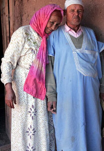 Fátima y Ahmed, a la puerta de su casa en Zaouia.