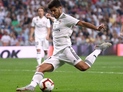 Marco Asensio dispara para marca el primer gol en el partido ante el Espanyol