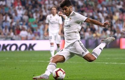 Marco Asensio dispara para marca el primer gol en el partido ante el Espanyol