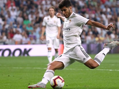 Marco Asensio dispara para marca el primer gol en el partido ante el Espanyol