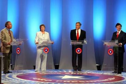 De izquierda a derecha, Tomás Hirsch, Michelle Bachelet, Sebastián Piñera y Joaquín Lavín, durante el debate televisado.