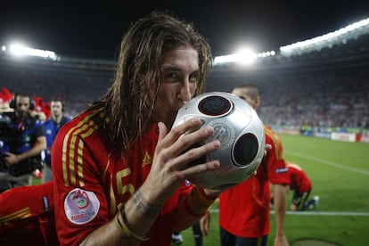 El jugador sevillano besa el balón después de que España se proclamase campeón de la Eurocopa 2008 en Alemania 29 de junio de 2008 en el estadio Ernst Happel de Viena.